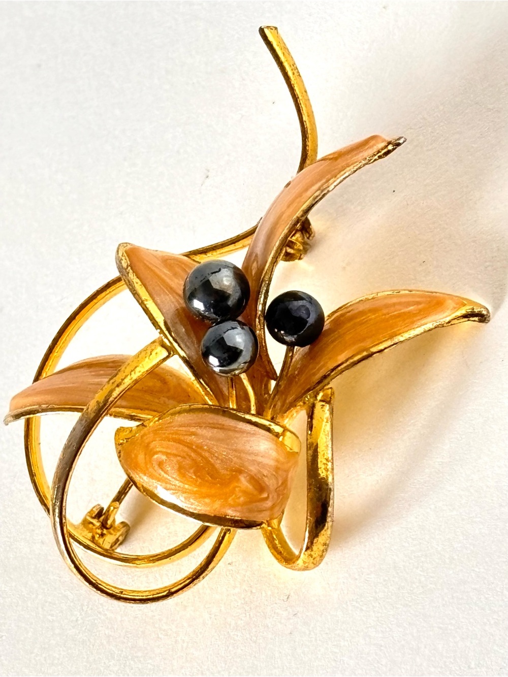 Vintage Japanese Gold Tone & Enamel Flower pin brooch w center beads